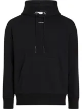 Buzo con capucha Calvin Klein de corte clásico, confeccionado en una mezcla de algodón y modal. Presenta bolsillo tipo canguro, cordones ajustables en el cuello y puños y dobladillo en punto canalé. Incluye un pequeño logotipo nano de la marca estampado en el centro del pecho.