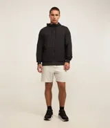 Campera deportiva Get Over con capucha y cierre frontal de cremallera. Presenta un diseño bicolor en tonos grises con estampa lettering en el pecho, bolsillos laterales, puños y bajo elásticos.