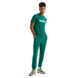 Pantalón deportivo de corte ajustado, color verde, con cintura elástica con cordón de ajuste y puños acanalados en los tobillos.