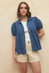 Camisa roja con cuello clásico, mangas cortas abullonadas y cierre frontal con botones.