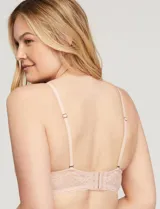 Bralette de encaje floral color rosa pálido, con breteles finos regulables, sin aro ni relleno, con forro interno de microtul elastizado y cierre trasero de tres posiciones.