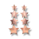 Par de aros colgantes con cuatro estrellas metalizadas color rosa gold de diferentes tamaños, unidas por argollas metálicas.