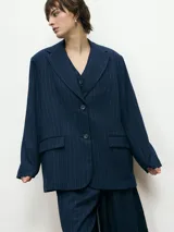 Blazer de corte sastrero en color azul marino con diseño de rayas diplomáticas. Presenta solapas clásicas, cierre frontal con un botón y bolsillos laterales con solapa.