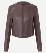 Campera de mujer confeccionada en poliuretano, con diseño de cuello redondo, cierre frontal y bolsillos laterales con cremallera. Presenta recortes verticales que estilizan la silueta y mangas largas.