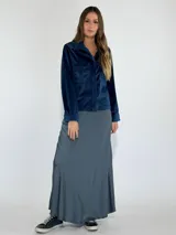 Pollera larga color gris, de corte acampanado y confeccionada en tela satinada.