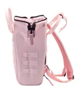 Mochila Cabaia modelo Adventurer Hanoi M, color rosado, con diseño rectangular, doble asa superior, bolsillo frontal con cierre y parches circulares y rectangulares con logo de la marca.