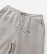 Pantalón recto color negro de algodón y poliéster, con cintura elástica con lazo ajustable, bolsillos laterales y diseño liso.
