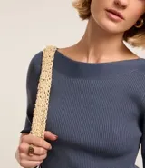 Blusa de punto acanalado en color verde oscuro, con escote bote y mangas cortas. Presenta un diseño ajustado al cuerpo y tejido de textura uniforme.