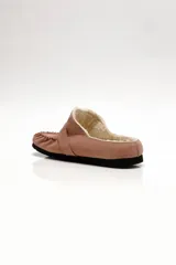 Mule de mujer color rosado, estilo mocasín, con forro interior de borrego (shearling) y hebilla decorativa cuadrada con incrustaciones de pedrería brillante.