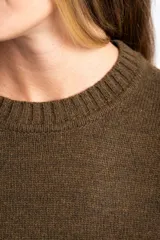 Sweater de lana color beige con diseño de motas multicolores, corte oversize, cuello redondo y puños y ruedo acanalados.