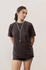 Remera básica de manga corta y cuello redondo, color negro, de corte clásico y diseño liso.