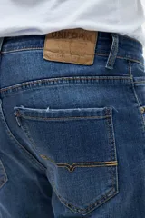 Jean de calce ajustado color azul con lavado medio.