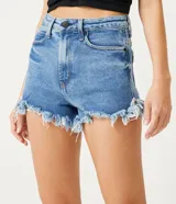 Short de jean de tiro alto estilo hot pants, con diseño ajustado, trabillas en la cintura y terminación deshilachada en el bajo.