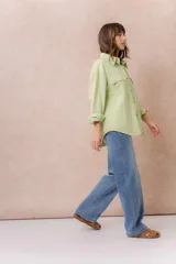 Camisa oversize de denim liviano color amarillo, con cuello camisero, mangas largas con puños, bolsillos delanteros con tapa y ruedo desflecado.