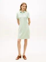 Vestido tipo chomba Tommy Hilfiger de corte slim, color verde menta, con cuello polo, cartera con botones y logo bordado en el pecho.