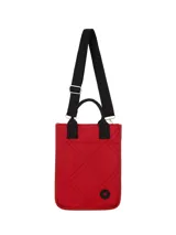 Bolso matero rojo capitoneado con diseño geométrico romboidal, doble asa corta negra y correa ajustable de hombro con inscripción.