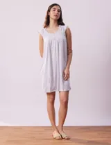 Camisón corto de tejido suave estampado, marca René Rofé. Tiene escote redondo con aplique de puntilla, botones y detalle plisado.