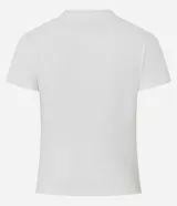 Remera de algodón color blanco tiza, de corte ajustado al cuerpo, cuello redondo y manga corta. Presenta la palabra "GNARLY" estampada en el centro del pecho con apliques de strass plateados.
