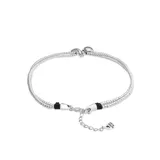 Collar de dos vueltas compuesto por pequeñas cuentas metálicas bañadas en plata y un dije central con forma de dos gotas.
