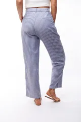 Pantalón de vestir a rayas verticales color beige y blanco, de corte recto y tiro alto.