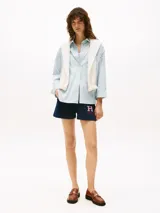 Short deportivo azul marino, de corte recto y tiro medio, con logo bordado en la pierna derecha.