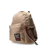 Mochila urbana negra con diseño de costuras geométricas en relieve, bolsillo frontal con cierre, bolsillos laterales de red y parche decorativo con logo de la marca.