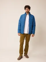 Campera acolchada de nylon color azul, con cierre frontal, cuello alto y logo de la marca bordado en el pecho.