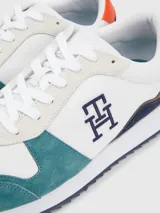 Camisa de vestir celeste de corte slim fit, con cuello italiano y cierre frontal con botones.