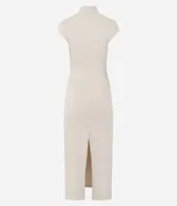 Vestido midi de corte recto confeccionado en punto Roma, con cuello alto y diseño sin mangas. Presenta una estructura firme y un calce al cuerpo.