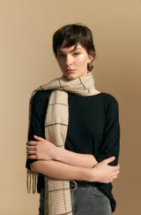 Remera de calce relajado con silueta fluida, confeccionada en tejido de viscosa con elastano. Presenta cuello redondo, mangas cortas y un diseño minimalista de caída suave.