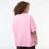 Camiseta oversize de manga corta color rosado, con cuello redondo y estampa frontal con la leyenda "Costa Azul" en rojo y amarillo.