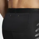 Calza corta de running para hombre, color negro, con ajuste ceñido y ligeramente compresivo. Presenta un cordón en la cintura elástica y bolsillos discretos con tres compartimentos.