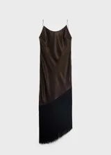 Vestido midi de satén color marrón chocolate, con diseño recto, escote redondo y tirantes finos. Presenta espalda abierta con tiras cruzadas y detalle de flecos en el bajo.