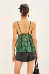 Top bretelero de gasa con estampado de reptil en tonos verdes. Presenta un diseño fluido con escote en V, breteles finos y elástico en la espalda para un mejor ajuste.