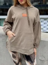 Canguro color beige con capucha, cordón ajustable y bolsillo tipo canguro.