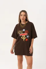 Remerón oversize de algodón color chocolate con estampado de motivos marinos en tonos rojo, amarillo, azul y blanco.