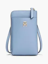 Cartera para móvil Tommy Hilfiger color celeste con correa ajustable, cierre de cremallera, múltiples ranuras para tarjetas, bolsillo interior con cremallera y bolsillo exterior para móvil.