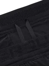 Short deportivo 2 en 1 Under Armour, compuesto por un short exterior ligero con aberturas laterales y perforaciones láser, y una calza de compresión integrada. Cuenta con cintura elástica con cordón interno y bolsillos laterales.
