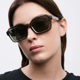 Lentes de sol cuadrados con armazón verde oscuro y lentes verdes polarizados.