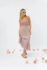 Vestido largo negro con top tejido en crochet y falda de gasa liviana con caída natural. Escote halter con breteles que atan al cuello y detalle de puntilla en la unión del busto.