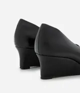 Zapatos de tacón anabela Satinato, de color negro, confeccionados en PU con diseño minimalista, punta fina y tacón medio.