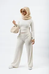 Pantalón palazzo de punto acanalado color marrón oscuro, con cintura elástica y corte holgado.