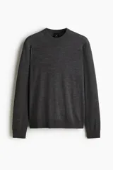Buzo en punto fino de lana merino suave con cuello redondo y mangas largas. Remate acanalado en cuello, puños y bajo, con un corte estándar para una silueta clásica.