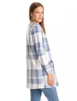 Cardigan abierto de tejido soft con estampado de cuadros en tonos azul y blanco. Presenta corte recto, mangas largas y dos bolsillos frontales aplicados.