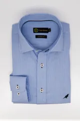 Camisa de vestir Club House de corte clásico, color celeste con sutiles rayas verticales oscuras, cuello italiano corto y bordado de un pájaro en el frente.