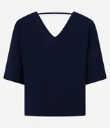 Blusa Cortelle de corte holgado confeccionada en crepé, con escote en V delantero y trasero, y mangas cortas. Presenta una tira decorativa entre los hombros en la espalda.