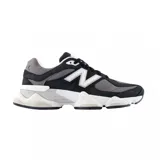 Championes urbanos New Balance modelo 9060, con diseño robusto y moderno. Presentan una combinación de colores negro, gris y blanco, con paneles de malla y superposiciones de gamuza. Incluyen el logo 'N' característico en los laterales y una suela gruesa con tecnología de amortiguación.