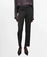 Pantalón de vestir gris oscuro con diseño de sutiles rayas verticales, corte recto y bolsillos laterales.