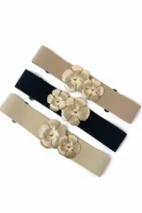 Cinto elástico de diseño ajustable con hebilla decorativa compuesta por dos flores metálicas doradas. Disponible en colores camel, negro y beige.
