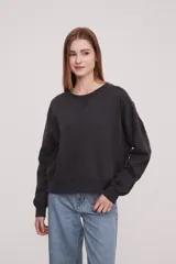 Sudadera gris oscuro de corte holgado y manga larga.